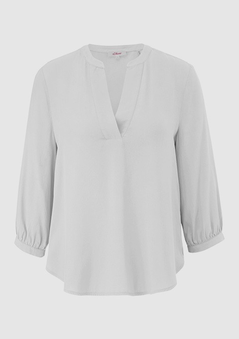 Eine graue Bluse mit V-Ausschnitt und 3/4-Ärmeln. Eine graue Bluse mit V-Ausschnitt und 3/4-Ärmeln.