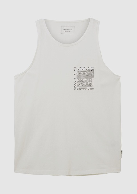 Ein weißes Tanktop mit einer dekorativen Tasche auf der Vorderseite.