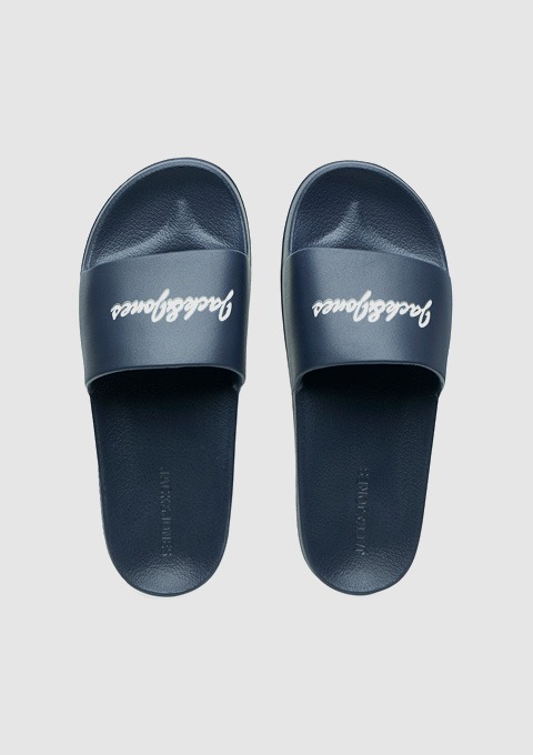 Ein Paar blaue Slipper mit weißem Schriftzug.