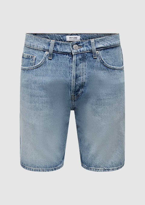 Jeans-Shorts in hellblauer Farbe.