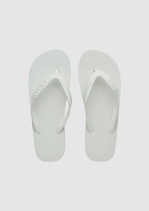 Weiße Flip-Flops.