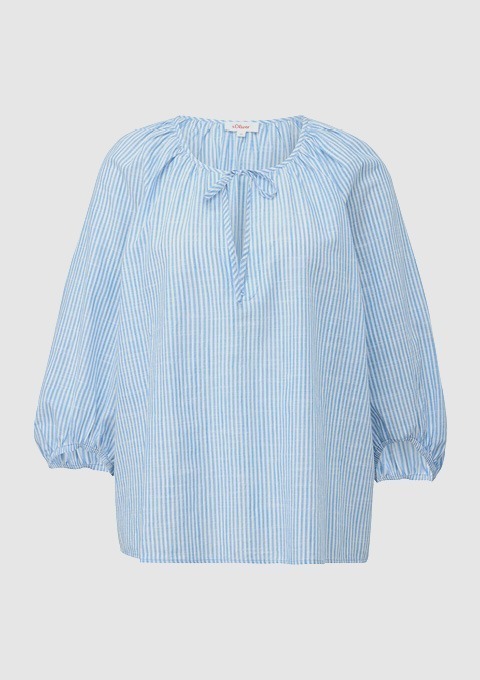 Eine lockere Bluse mit blauen und weißen Streifen und kurzen, puffigen Ärmeln. Eine lockere Bluse mit blauen und weißen Streifen und kurzen, puffigen Ärmeln.