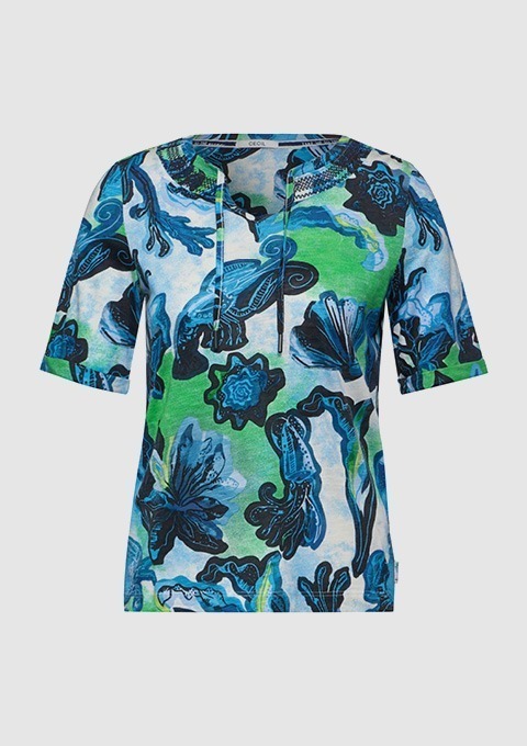 Ein bunt bedrucktes T-Shirt mit kurzen Ärmel in Blau- und Grüntönen. Ein bunt bedrucktes T-Shirt mit kurzen Ärmel in Blau- und Grüntönen.