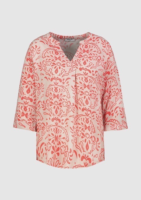 Ein blusiges Oberteil mit V-Ausschnitt und einem floralen Muster in Rosa- und Rottönen. Ein blusiges Oberteil mit V-Ausschnitt und einem floralen Muster in Rosa- und Rottönen.