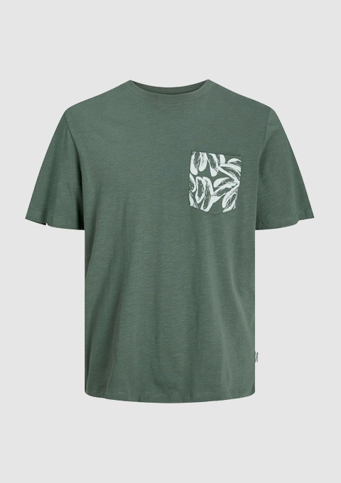 Grünes T-Shirt mit einer weißenpflanzenmotivierten Brusttasche. Grünes T-Shirt mit einer weißenpflanzenmotivierten Brusttasche.