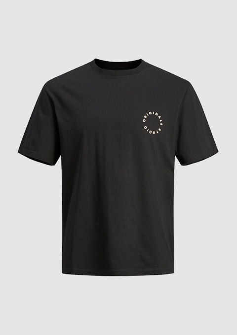 Ein schwarzes T-Shirt mit rundem, rosafarbenem Logo auf der linken Brustseite. Ein schwarzes T-Shirt mit rundem, rosafarbenem Logo auf der linken Brustseite.