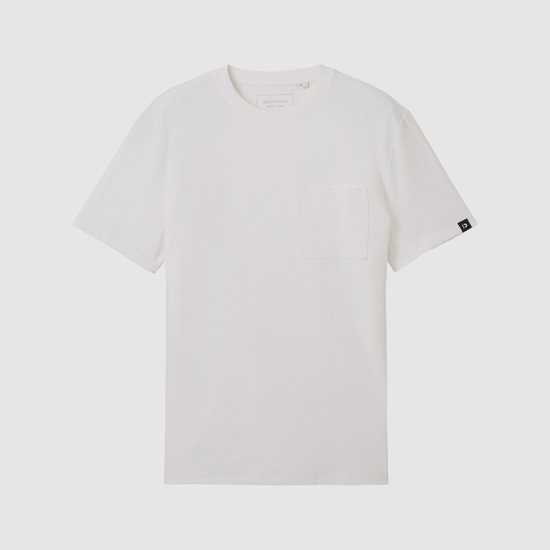 Ein weißes T-Shirt mit einer Brusttasche. Ein weißes T-Shirt mit einer Brusttasche.