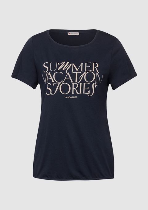 Ein schwarzes T-Shirt mit dem Aufdruck „SUMMER VACATION STORIES“. Ein schwarzes T-Shirt mit dem Aufdruck "SUMMER VACATION STORIES".