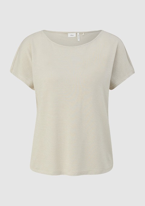 Ein beiges T-Shirt mit einem runden Ausschnitt und kurzen Ärmeln. Ein beiges T-Shirt mit einem runden Ausschnitt und kurzen Ärmeln.