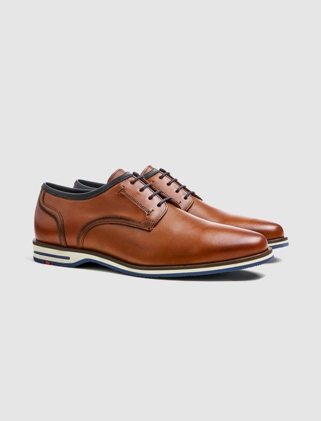 Braune Leder-Schuhe mit Schnürsenkeln.