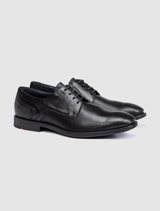 Schwarze Herrenschuhe aus Leder.