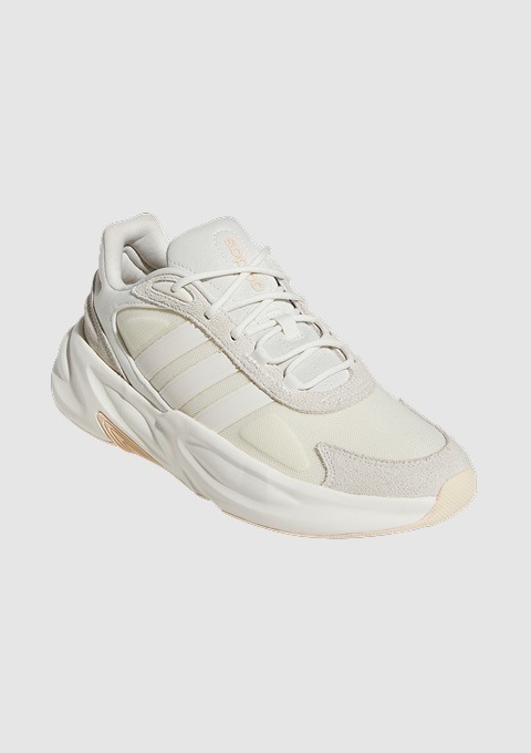 Ein sportlicher, heller Sneaker mit drei Streifen.