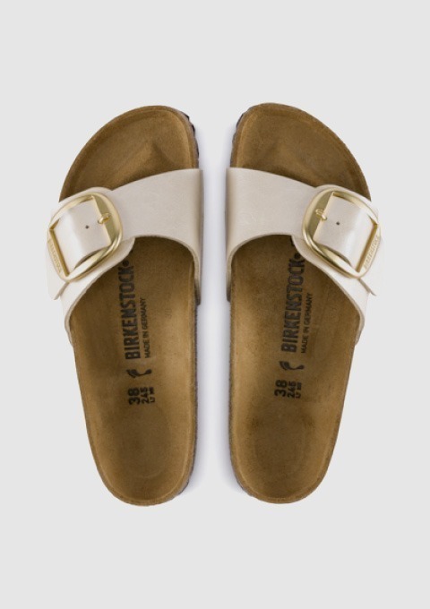 Beige Birkenstock-Sandalen mit einem großen Schnallenverschluss.