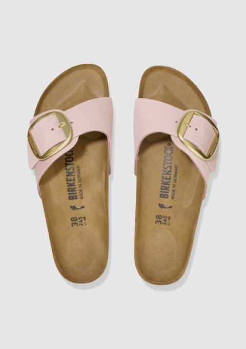 Rosa Birkenstock-Sandalen mit einer Schnalle.