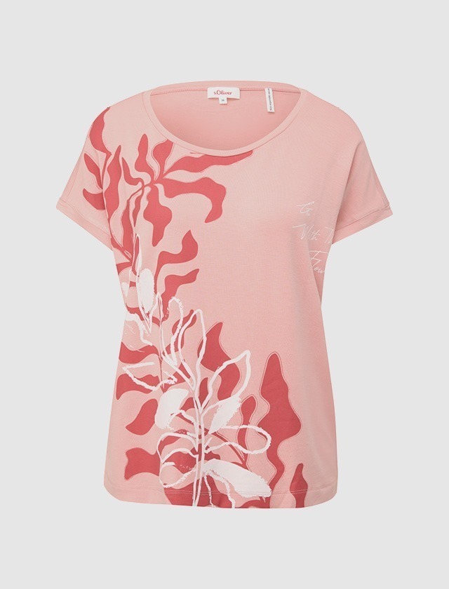 Ein rosa T-Shirt mit grafischem Pflanzenmuster in Weiß und Dunkelrot.