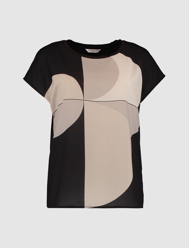 Ein schwarzes T-Shirt mit geometrischem Muster in Beige- und Grautönen.