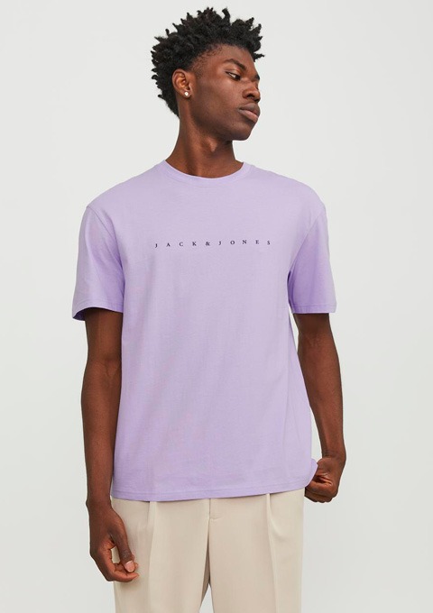 Ein lila T-Shirt mit dem Aufdruck "JACK & JONES".