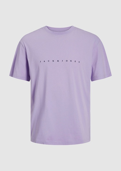 Ein lila T-Shirt mit dem Aufdruck "JACK&JONES".