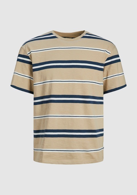 Ein beiges T-Shirt mit breiten blauen und weißen Streifen.