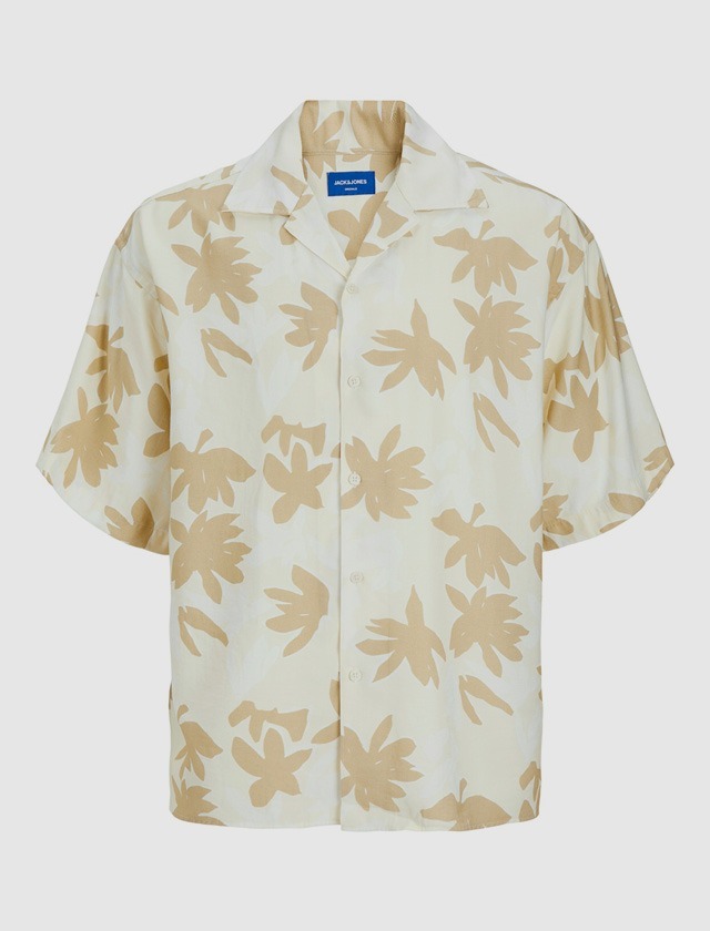 Ein kurzärmliges Hemd mit blßtenähnlichem Muster in Beige und hellem Hintergrund. Ein kurzärmliges Hemd mit blßtenähnlichem Muster in Beige und hellem Hintergrund.