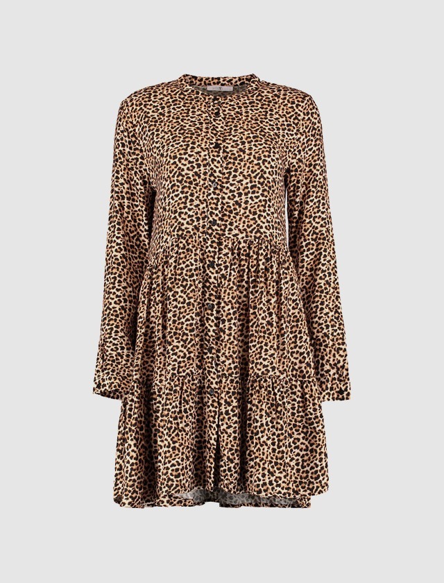 Ein langärmliges Kleid mit Leopardenmuster. Ein langärmliges Kleid mit Leopardenmuster.