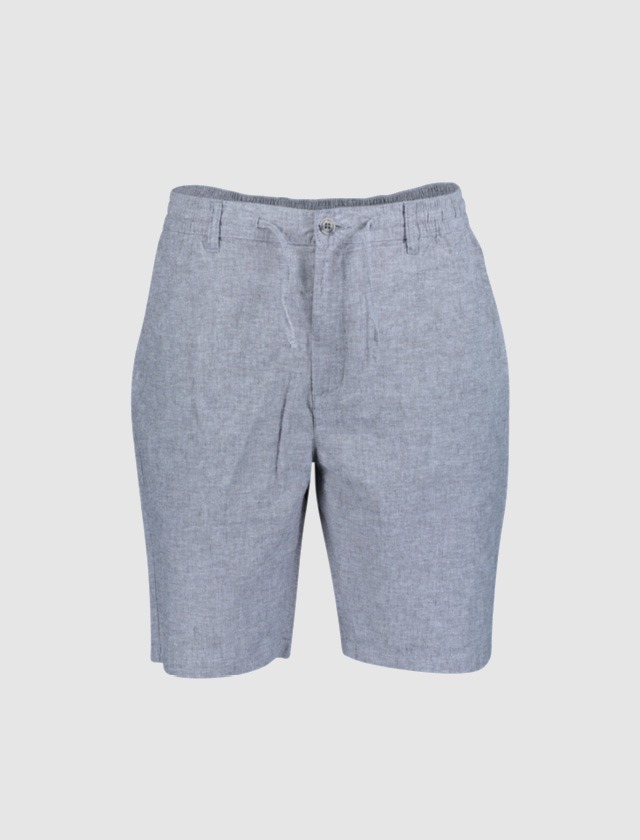 Graue Shorts aus einem leichten Stoff. Graue Shorts aus einem leichten Stoff.