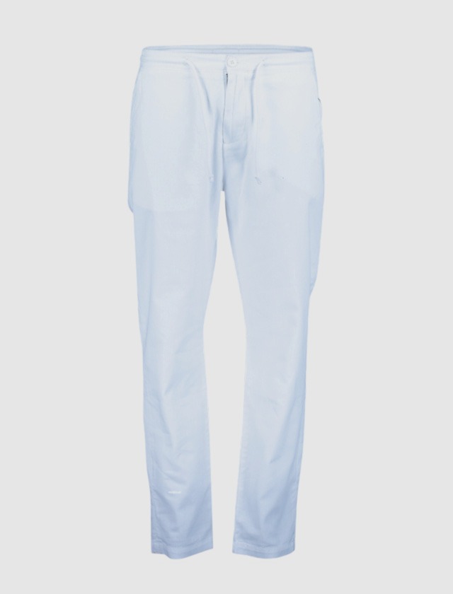 Weiße Hose mit Bindegürtel. Weiße Hose mit Bindegürtel.