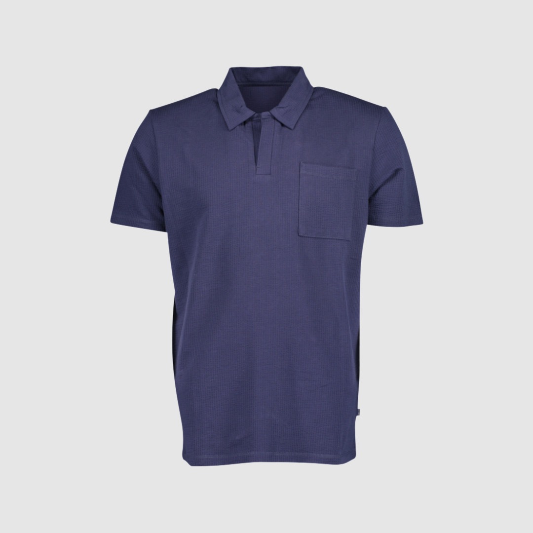 Ein dunkelblaues Poloshirt mit kurzärmligem Design und einer Brusttasche. Ein dunkelblaues Poloshirt mit kurzärmligem Design und einer Brusttasche.