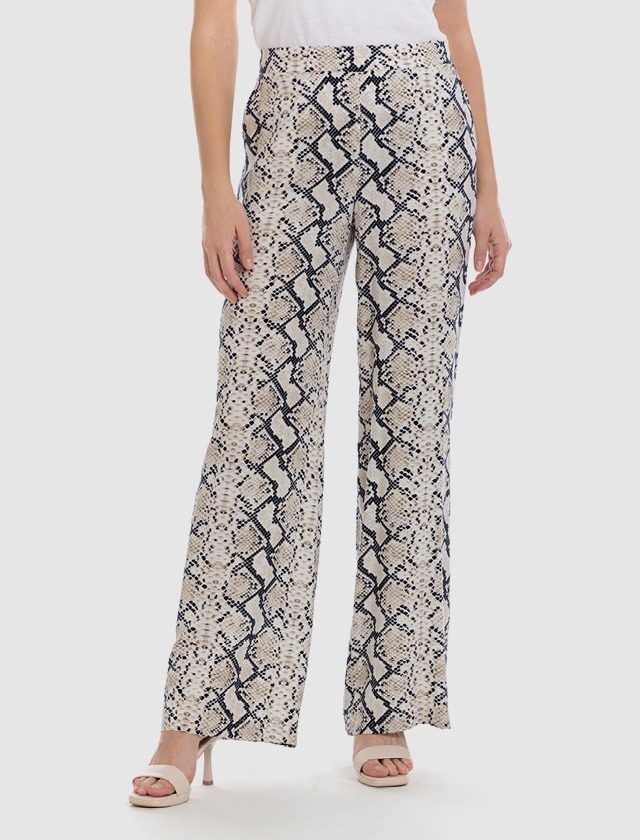 Ein Outfit mit einer damenlangen Hose im Schlangenledermuster, kombiniert mit einem weißen Oberteil und beigen Schuhen. Ein Outfit mit einer damenlangen Hose im Schlangenledermuster, kombiniert mit einem weißen Oberteil und beigen Schuhen.
