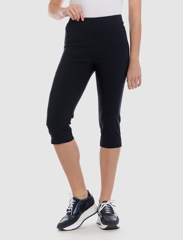 Eine Person trägt schwarze Capri-Hosen und sportliche Schuhe. Eine Person trägt schwarze Capri-Hosen und sportliche Schuhe.