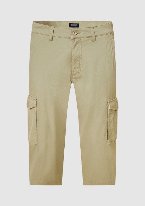 Beige Cargo-Shorts mit mehreren Seitentaschen.