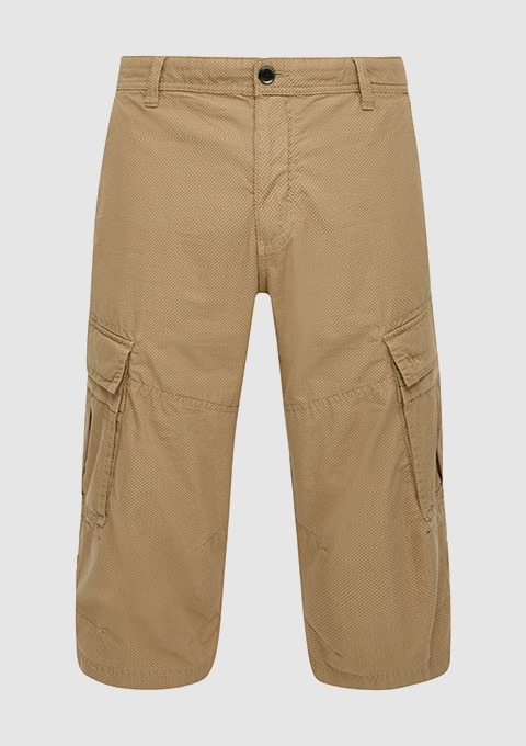Beige Cargo-Shorts mit mehreren Seitentaschen.