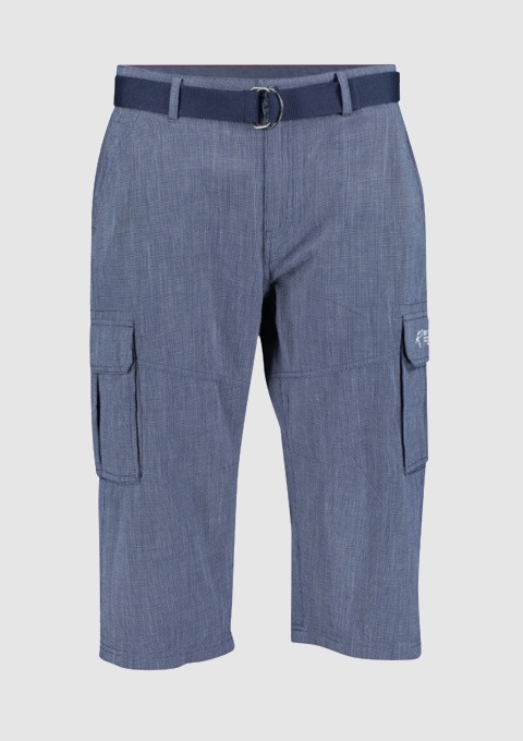 Bequeme, graue Cargo-Shorts mit Gürtel und seitlichen Taschen.