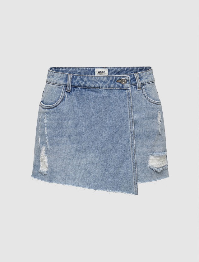 Eine blaue Jeanshort mit fransigen Säumen und Rissen.