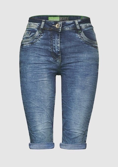 Eine blaue Jeanshose mit aufgerollten Hosenbeinen.