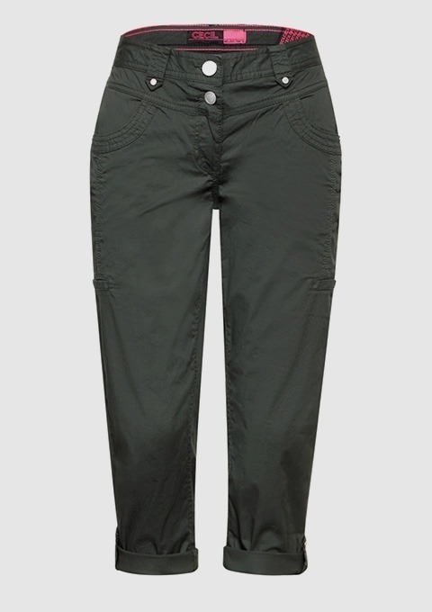 Eine grüne Hose mit umgeschlagenen Saum und zwei Knöpfen.