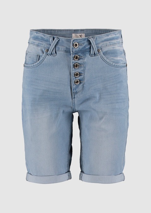 Eine helle Jeansshorts mit Knopfverschluss.