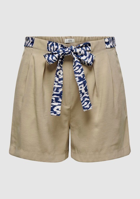 Kurze Hosen in beige mit einem blauen, gemusterten Gürtel.