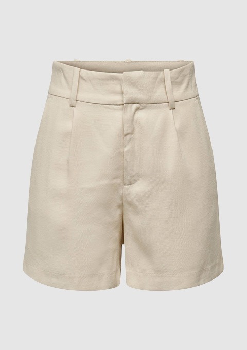 Beige Shorts mit hohen Taschen und einem taillierten Schnitt.