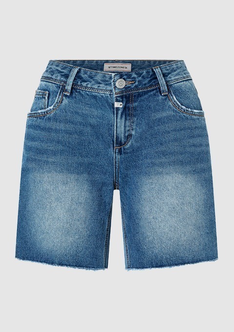 Jeans-Shorts in blauer Waschung mit fransigem Saum.