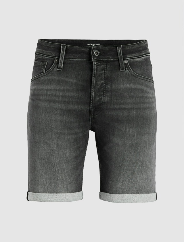 Schwarze Jeans-Shorts mit umgeschlagenem Saum.