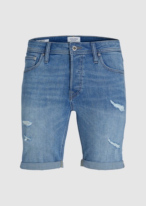 Jeansshorts in hellblauer Waschung mit abgetragenen Stellen.