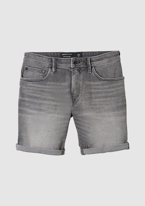 Graue Jeansshorts mit umgeschlagenen Hosenbeinen.