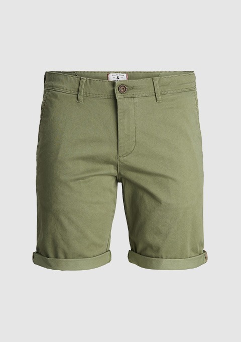 Grüne Chino-Shorts mit umgeschlagenem Saum.