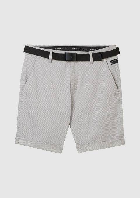 Kurze graue Hose mit einem schwarzen Gürtel.