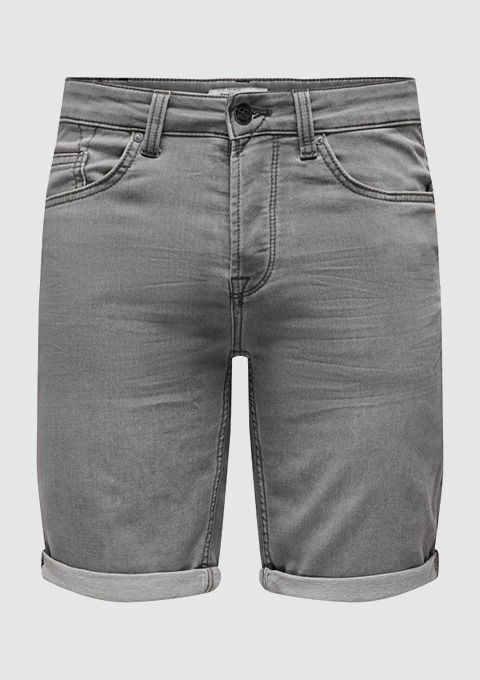 Graue Jeansshorts mit umgekrempelten Hosenbeinen.