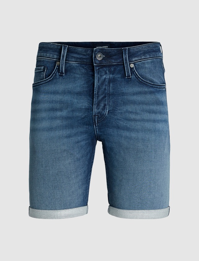 Eine blaue Jeans-Shorts mit umgeschlagenem Saum.