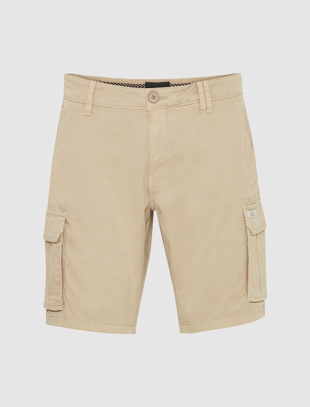 Beige Cargo-Shorts mit Seitentaschen.