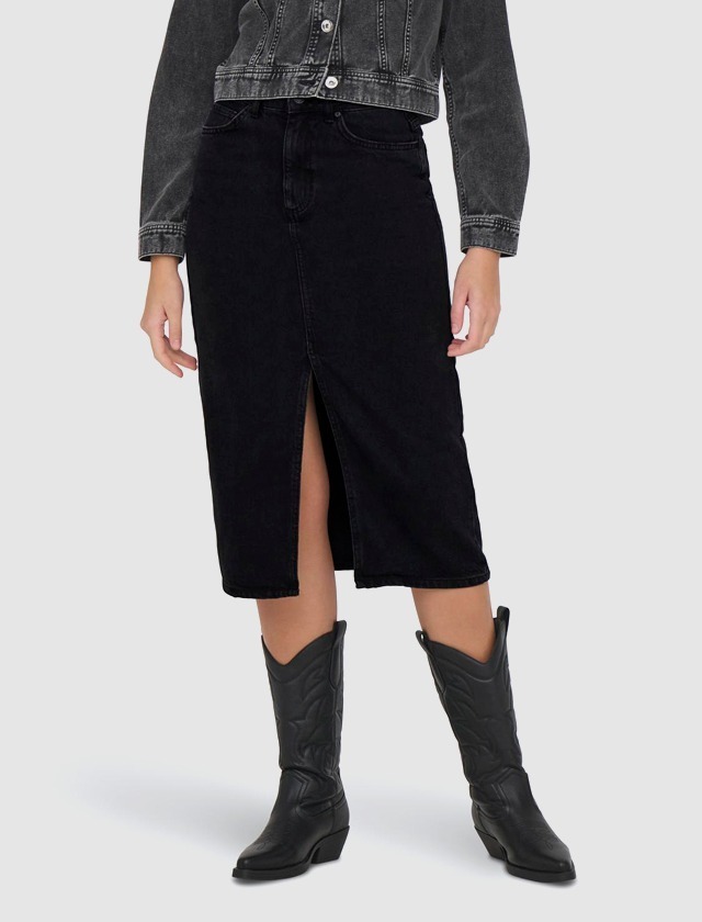 Eine Frau trägt einen schwarzen Jeansrock mit Schlitz und schwarze Stiefel.