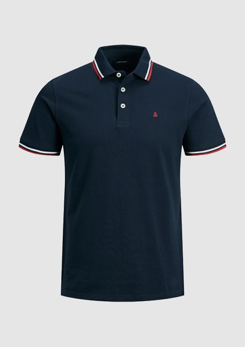 Dunkelblaues Poloshirt mit gestreiftem Kragen und einer kleinen roten Applikation.